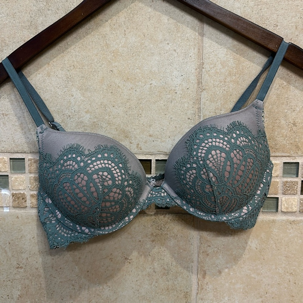 Victoria Secret bra, demo cup, sage green & champagne. Padded cups, back closure